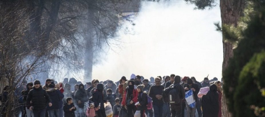 Yunan polisi’nden sınırı geçmek isteyen göçmenlere gaz bombası