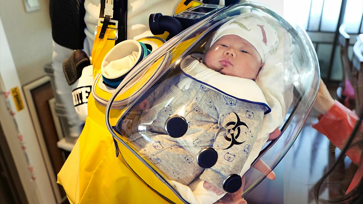 Çinli baba bebeğini koronavirüsten korumak için kapsül geliştirdi