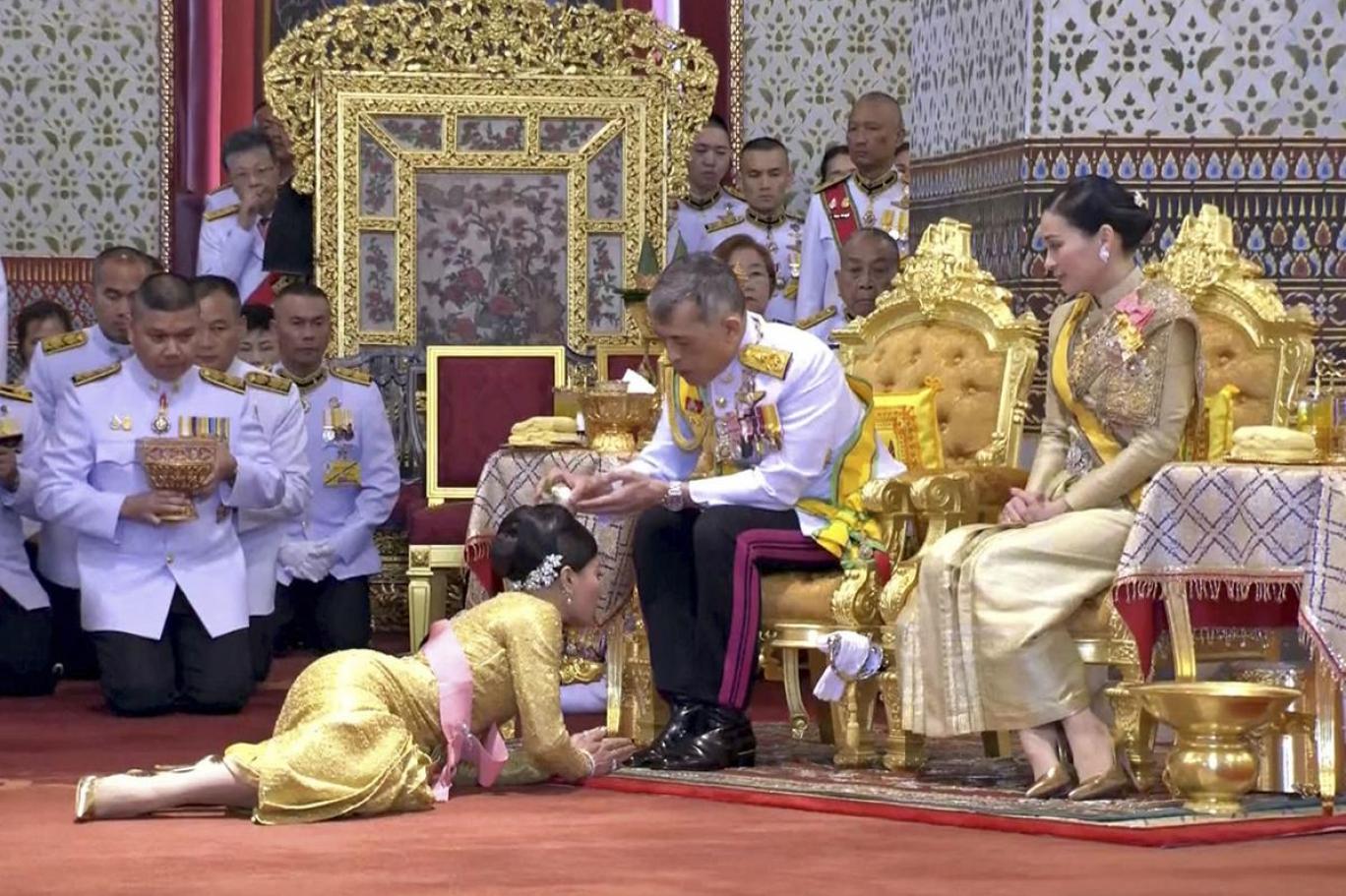 Tayland Kralı, 20 kadınlık haremiyle kendini Alpler'deki otele kapattı