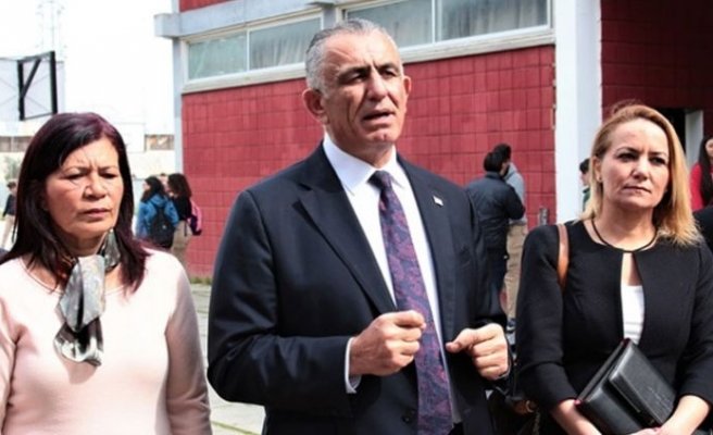 Çavuşoğlu, Lefkoşa Türk Lisesi’ni ziyaret etti