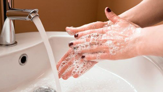 Eller en az 20 saniye boyunca sabun ve su ile yıkanmalı