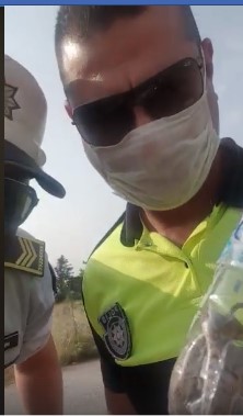 Pet şişe içine konulan yılanı polisler kurtardı