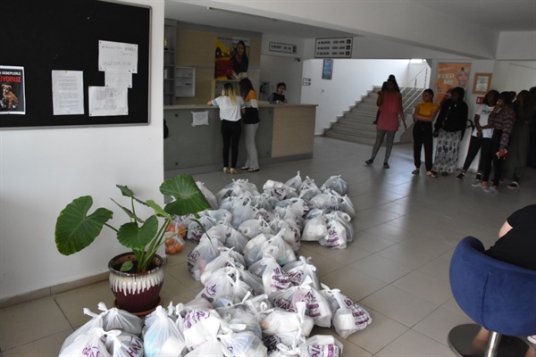 Girne Belediyesi’nden GAÜ yurtlarına 100 adet yardım paketi