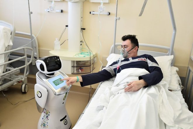 Sağlıkçılar yetişemiyor, robotlar görevde