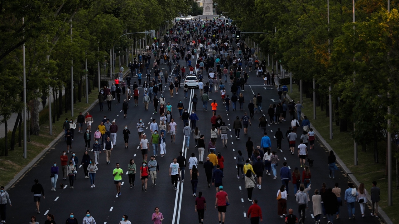 İspanya'da spor yapma izni binlerce kişiyi sokağa döktü
