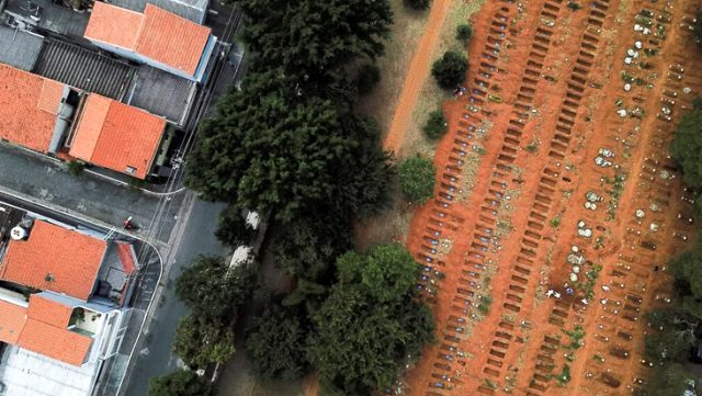 Brezilya'da, koronavirüs nedeniyle açılan mezarların görüntüsü dünyayı sarstı