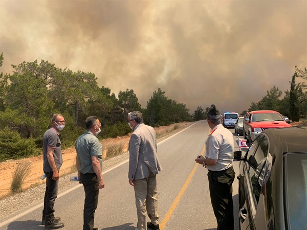Cumhurbaşkanı Mustafa Akıncı, Tepebaşın’daki yangın bölgesine gitti
