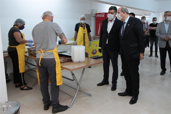 Başbakan Ersin Tatar, “Gönül Sofrası” adlı proje kapsamında ihtiyaçlı vatandaşlara yemek hazırladığı tesisi ziyaret etti