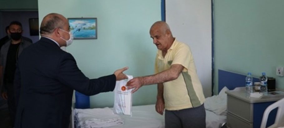 Erdoğan’ın talimatıyla KKTC’deki yaşlılara hijyen paketi dağıtımı sürüyor