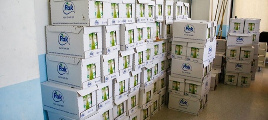 Halkın Partisi Gazimağusa İlçe Örgütü, belediyeye bin adet süt bağışında bulundu