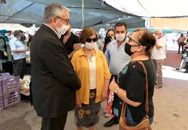 Cumhurbaşkanı Akıncı İskele açık pazarında yurttaşlarla bir araya geldi