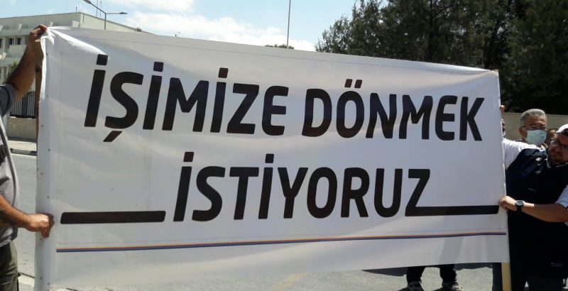 Güney Kıbrıs’ta çalışan Kıbrıslı Türkler, Meclis önünde eylem yaptı