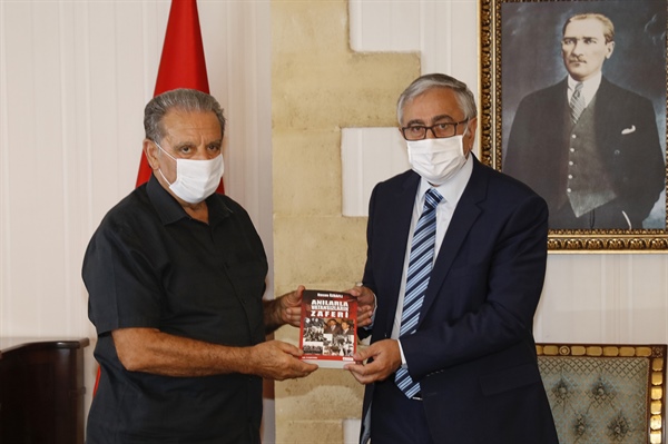 Özbaflı, “Anılarla Vatansızların Zaferi” adlı kitabını Cumhurbaşkanı Mustafa Akıncı’ya sundu