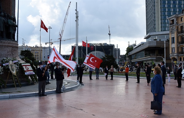 KKTC İstanbul Başkonsolosluğu tarafından Taksim Cumhuriyet Anıtı’na çelenk bırakıldı