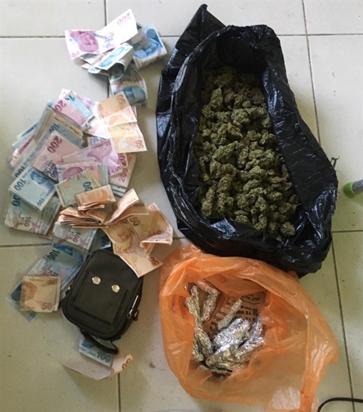 Hamitköy'de iki çanta uyuşturucu ve para ele geçirildi