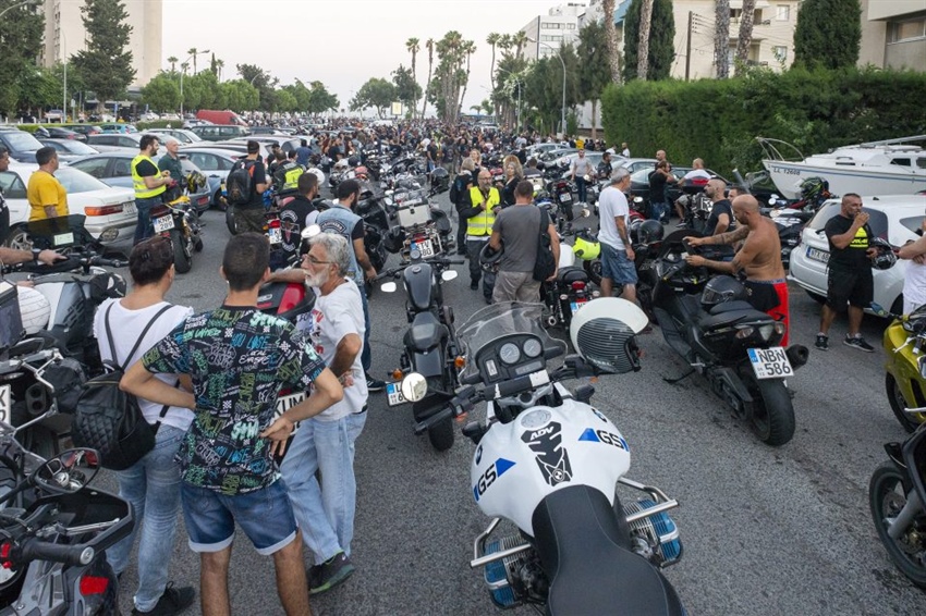 Güney'de binlerce motosikletli, polisin sürüş yasağını protesto etti