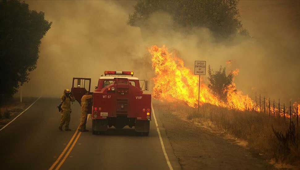 California kontrol altına alınamayan yangınlarla mücadele ediyor