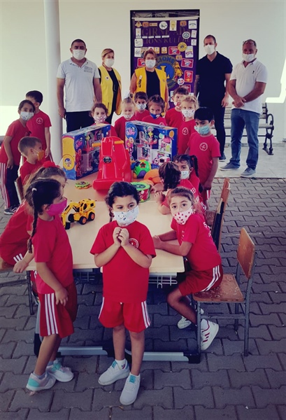 Girne Ada Lions Kulübü’nden Esentepe İlkokulu’na kitap ve oyuncak bağışı