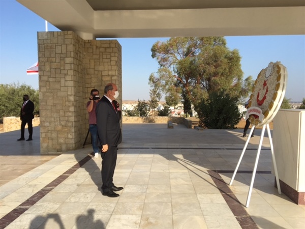 Cumhurbaşkanı Ersin Tatar, Dr. Fazıl Küçük’ün  Anıt Kabrine çelenk sundu