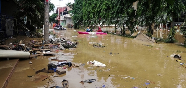 Endonezya’da sel felaketi: 350 ev sular altında