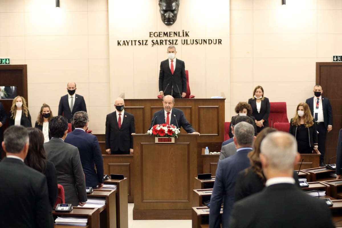 Cumhurbaşkanı Tatar’ın andı okumasını Genel Kurul’da bulunanlar ayakta dinledi