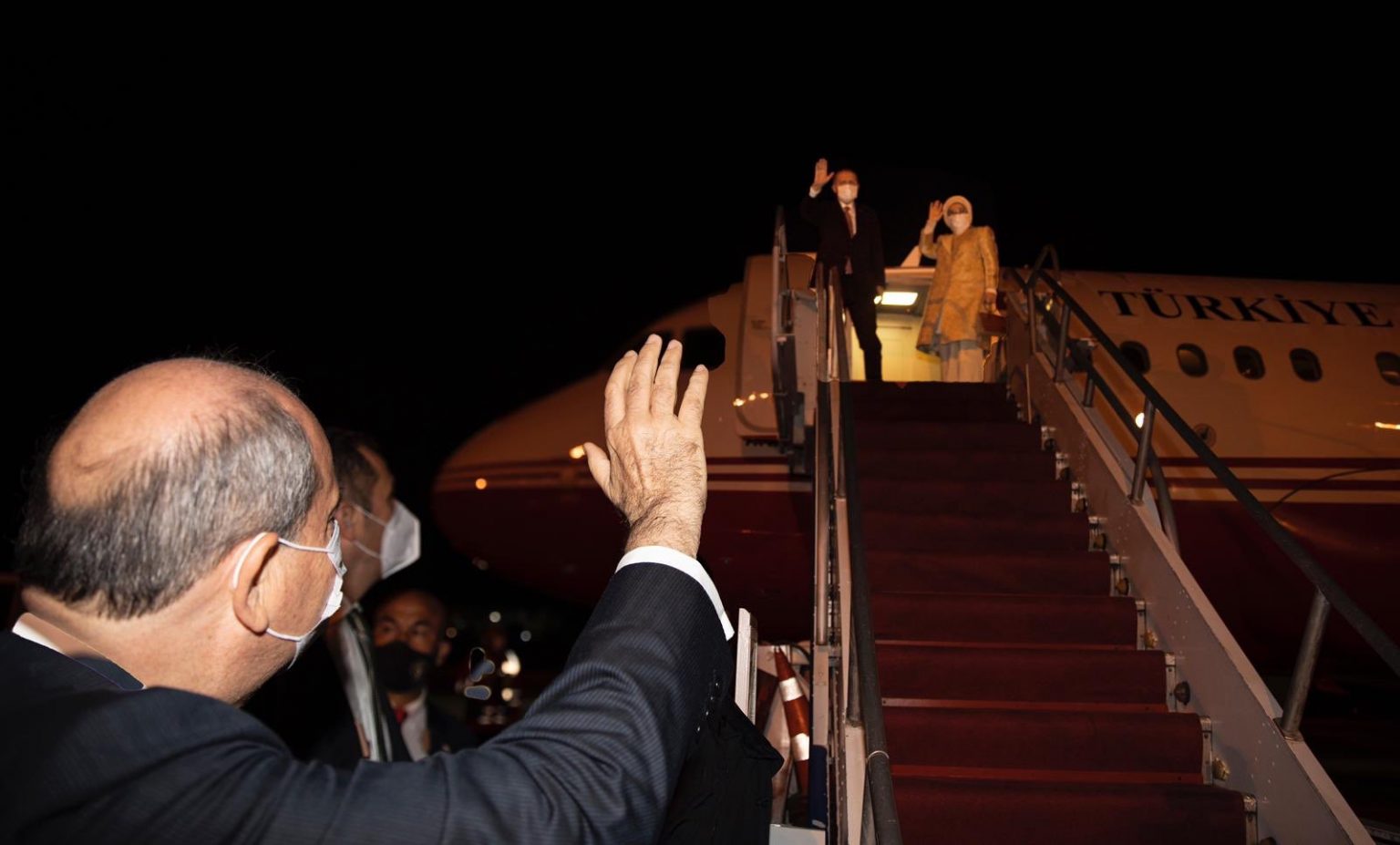 Erdoğan temaslarını tamamlamasının ardından dün akşam adadan ayrıldı