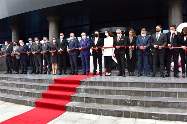Yakın Doğu Bank’ın (Near East Bank) yeni genel müdürlük binası bugün düzenlenen törenle açıldı