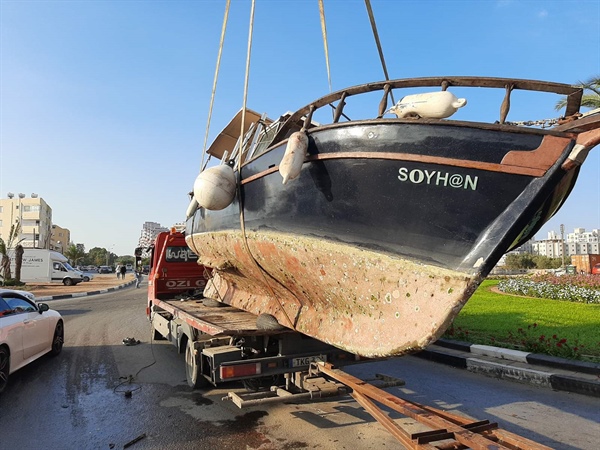 Gazimağusa'da taşınan tekne yola devrildi