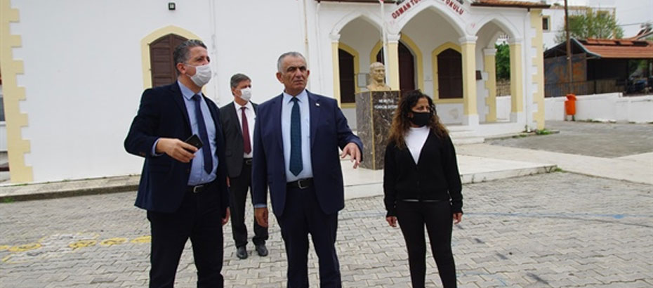 Çavuşoğlu Girne bölgesinde bazı okulları ziyaret etti