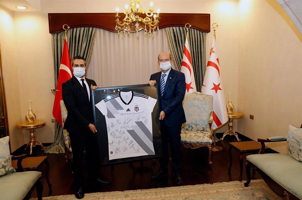 Kabulde Fikri Şener, Beşiktaş Kulübü adına Cumhurbaşkanı Tatar’a, 2020-21 sezonu imzalı Beşiktaş forması takdim etti