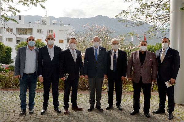 Cumhurbaşkanı Ersin Tatar, Girne’de bir grup iş insanı, esnaf ve vatandaşlarla bir araya geldi