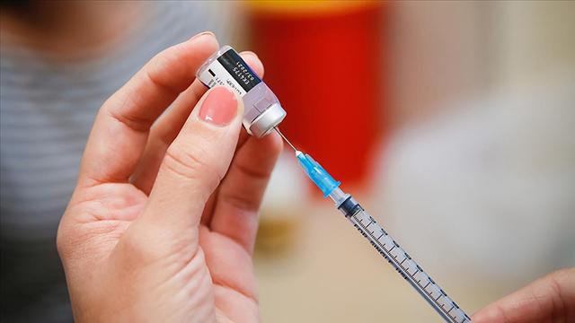 İsrailli eczacıya yanlışlıkla 4 doz aşı yapıldı