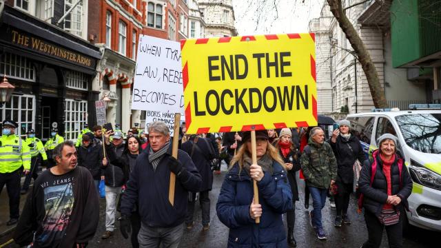 İngiltere’de koronavirüs protesto: 27 kişi gözaltına alındı