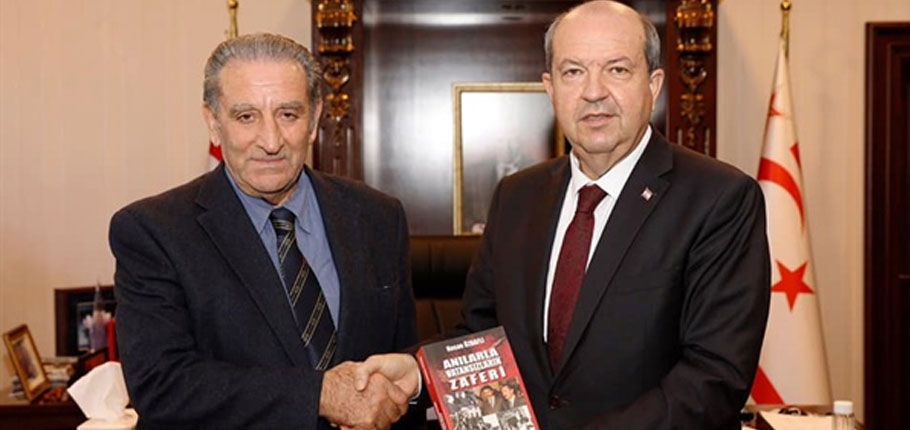 Özbaflı “Anılarla vatansızların zaferi” adlı kitabını Tatar’a takdim etti