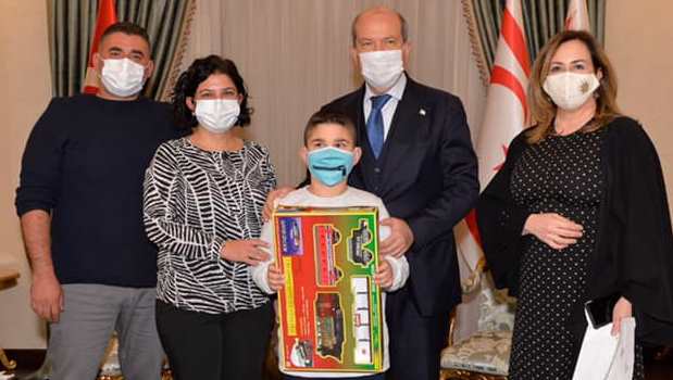 Özel çocuk Emre Özgen’den Cumhurbaşkanı Tatar’a özel ziyaret