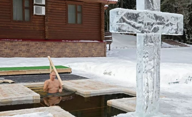 Putin, buzlu suya girdi