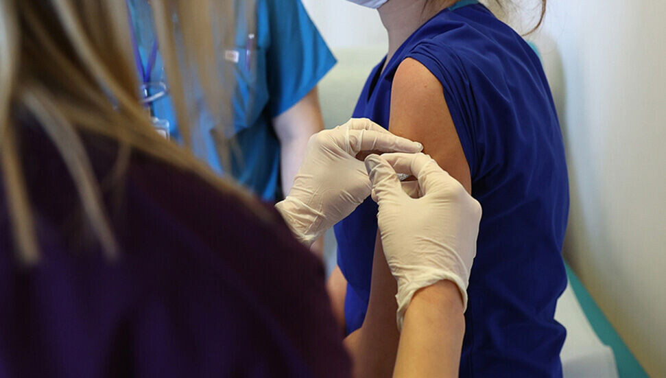 Aşı olacak sağlık çalışanlarından ‘belge’ istenecek