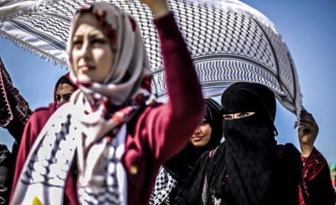Gazze'de bekar kadınlar, seyahat etmek için erkeklerden izin alacak