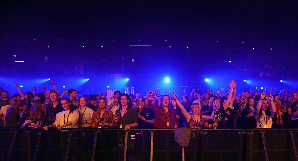 Amsterdam’ın en büyük konser salonunda 1300 kişiyle koronavirüs deneyi
