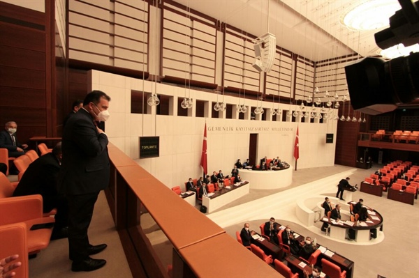 Başbakan Saner TBMM Genel Kurulu toplantısını izleyip milletvekillerini selamladı