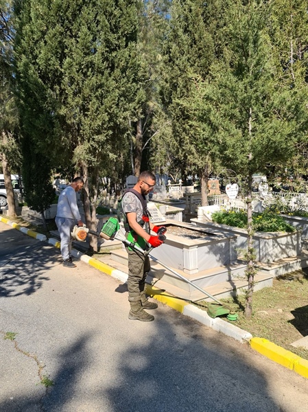 Girne Belediyesi park bahçe birimi ekipleri Karaoğlanoğlu Mezarlığı’nda temizlik çalışması yapıldı