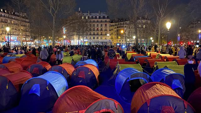 Sığınmacılar Paris’te kamp kurarak hükümete tepki gösterdi
