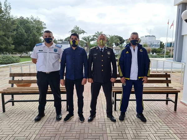 KKTC Fenerbahçeliler Derneği Polis Genel Müdürlüğü’ne oturma bankı hediye etti