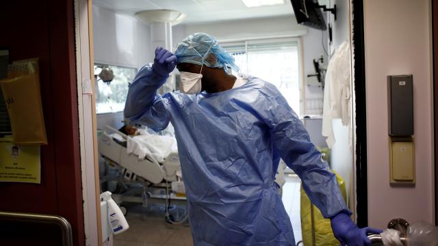 Fransız hekimler: Hükümetin salgın planı hasta seçmeye zorluyor