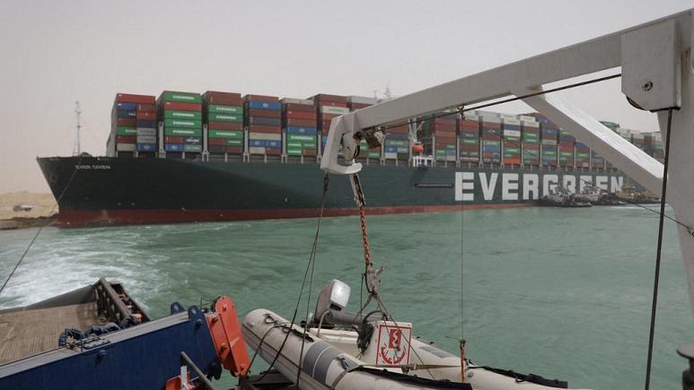 Süveyş Kanalı’nda karaya oturan dev geminin boşaltılması ‘haftalar alabilir’