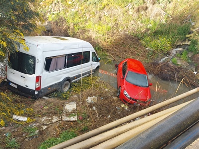 İki araç dere yatağına düştü