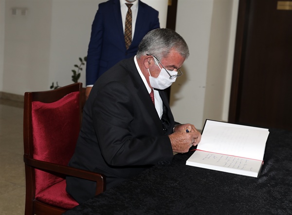 Sennaroğlu, Yıldırım Akbulut için Büyükelçilik’te açılan taziye defterini imzaladı