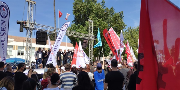 Kamuda örgütlü 6 sendika, Cumhuriyet Meclisi önünde eylem yaptı