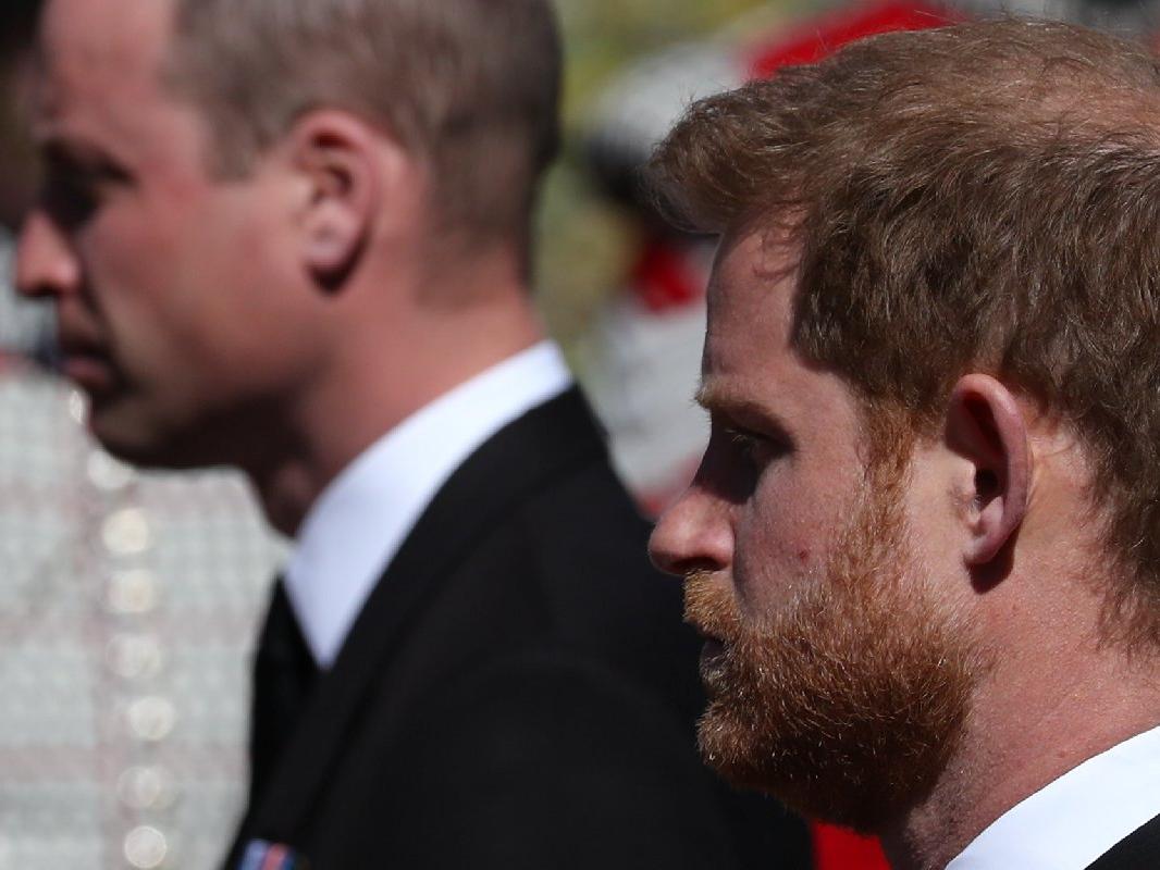 Tüm dünyanın merak ettiği Prens William ve Harry'nin cenaze sırasındaki sohbeti deşifre edildi