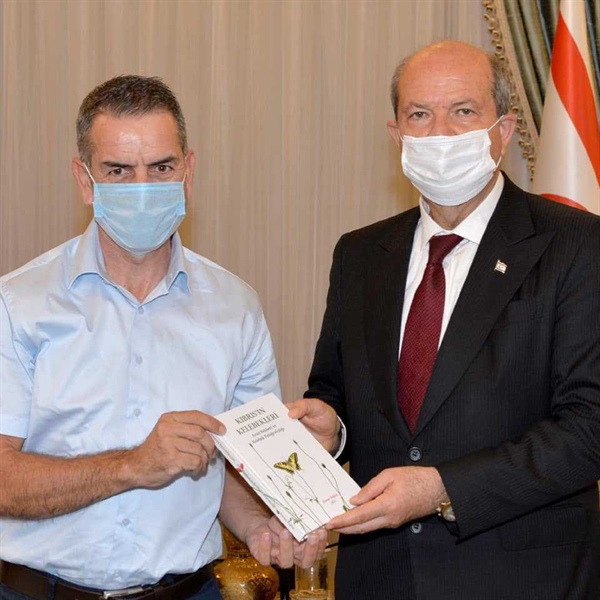 Cumhurbaşkanı Ersin Tatar, “Kıbrıs’ın Kelebekleri” isimli kitabını takdim eden Hasan Bağlar’ı kabul etti